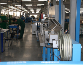 Наложение изоляции при изготовлении кабеля Инсил производства НПП Интех в Софрино